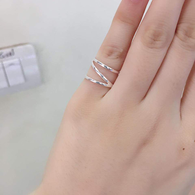 đeo nhẫn ngón út tay trái