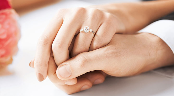 con gái đeo nhẫn cưới tay nào