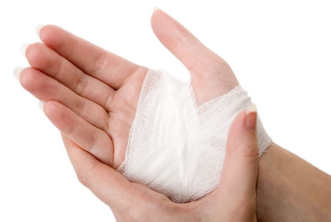 băng bó khi bị đứt tay chảy máu